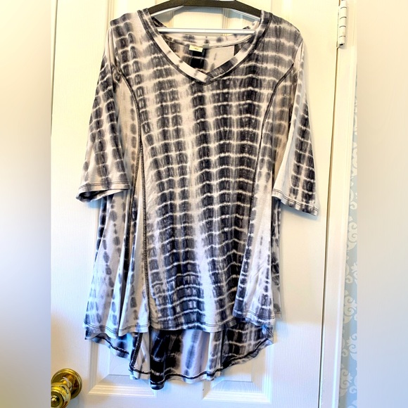 Funky tie dye flare top w/ v neck and short sleeves . Longer in the back size - Picture 1 of 2